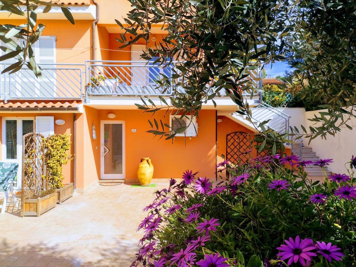 נומאנה A Due Passi Dal Mare B&B מראה חיצוני תמונה